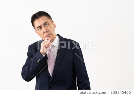 身著西裝的老年男性：商務形象 138545460