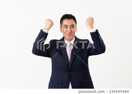身著西裝的老年男性:商務形象 身著西裝的老年男性:商務形象 138545484