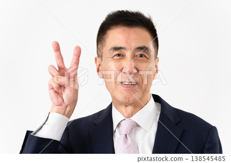 身著西裝的老年男性:商務形象 身著西裝的老年男性:商務形象 138545485