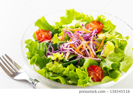 桌上的蔬菜沙拉 138545516