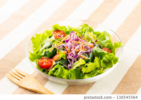 桌上的蔬菜沙拉 桌上的蔬菜沙拉 138545564