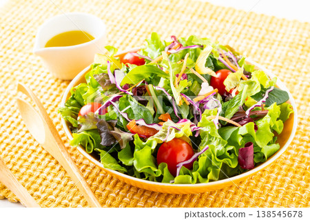 桌上擺著蔬菜沙拉和橄欖油。 138545678