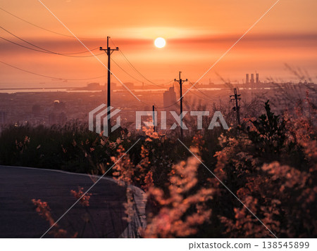 從山上看海邊的夕陽 138545899