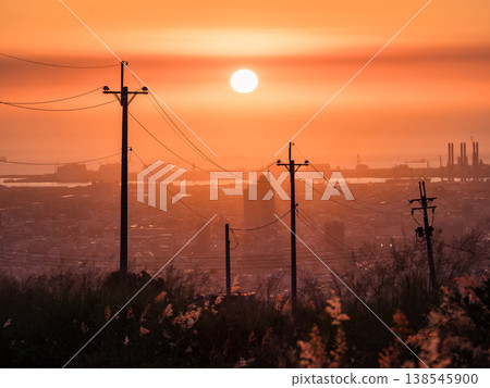 從山上看海邊的夕陽 從山上看海邊的夕陽 138545900