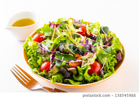 桌上擺著蔬菜沙拉和橄欖油。 138545988