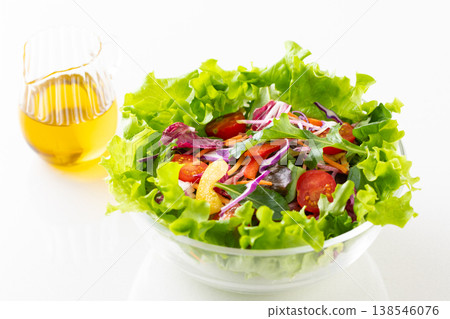 桌上擺著蔬菜沙拉和橄欖油。 138546076