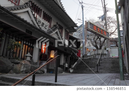 寶山寺前的商天通：旅遊勝地生駒市（奈良縣生駒市）的復古招牌和旅館 138546851