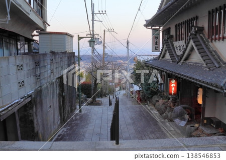 寶山寺前的聖殿通:通往寺廟和傳統旅館的復古路線(奈良縣生駒市) 寶山寺前的聖殿通:通往寺廟和傳統旅館的復古路線(奈良縣生駒市) 138546853