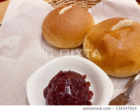 Anko and butter pull-apart bread (Robe bread) 138547024