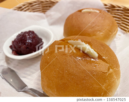 Anko and butter pull-apart bread (Robe bread) 138547025