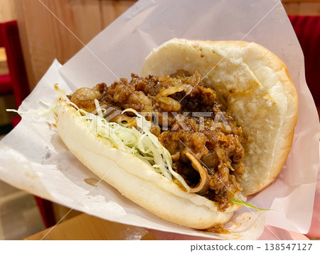 牛小排漢堡：一款肉質飽滿的漢堡。 138547127