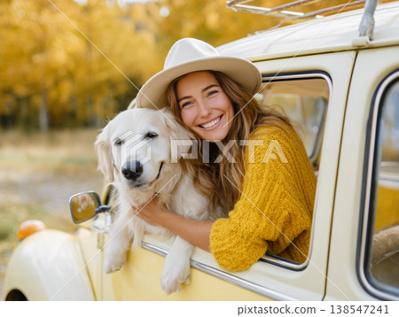 秋日的景色,一隻狗,以及女人自然的笑容。 秋日的景色,一隻狗,以及女人自然的笑容。 138547241