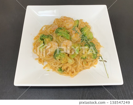 蝦仁、綠花椰菜、濃湯、義大利麵 蝦仁、綠花椰菜、濃湯、義大利麵 138547249
