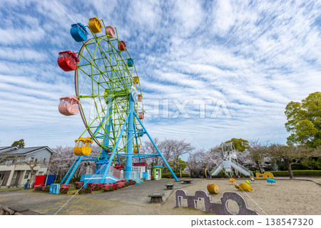 鹿兒島縣霧島市的城山公園:摩天輪和觀景塔,是適合家庭遊覽的景點,有櫻花和遊樂場設施。 鹿兒島縣霧島市的城山公園:摩天輪和觀景塔,是適合家庭遊覽的景點,有櫻花和遊樂場設施。 138547320