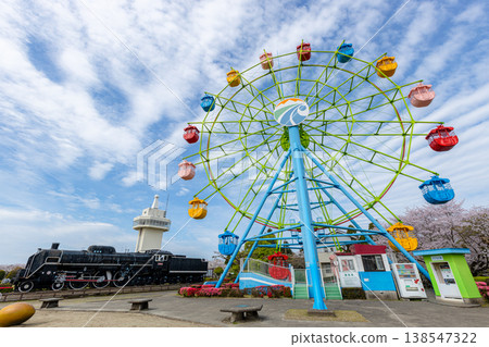 鹿兒島縣霧島市的城山公園:摩天輪和觀景塔,是適合家庭遊覽的景點,有櫻花和遊樂場設施。 鹿兒島縣霧島市的城山公園:摩天輪和觀景塔,是適合家庭遊覽的景點,有櫻花和遊樂場設施。 138547322