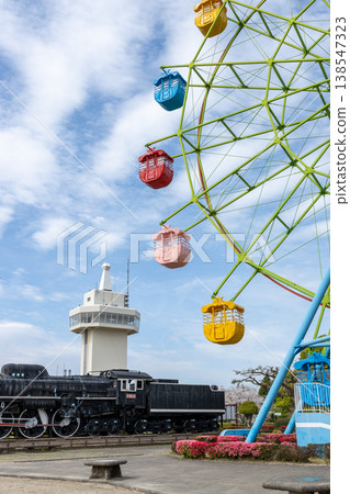 鹿兒島縣霧島市的城山公園：摩天輪和觀景塔，是適合家庭遊覽的景點，有櫻花和遊樂場設施。 138547323