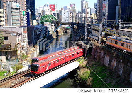從聖橋橋上可以看到東京地鐵和JR列車交會的景象。 138548225