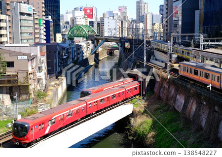 從聖橋橋上可以看到東京地鐵和JR列車交會的景象。 138548227