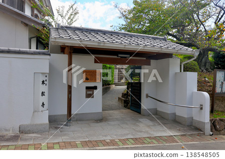 Honmatsu-ji Temple (Nichiren sect), Garden Entrance, Akashi City Honmatsu-ji Temple (Nichiren sect), Garden Entrance, Akashi City 138548505