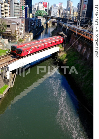 神田川上漂浮著鮮花,還有東京地鐵丸之內線。 神田川上漂浮著鮮花,還有東京地鐵丸之內線。 138548531