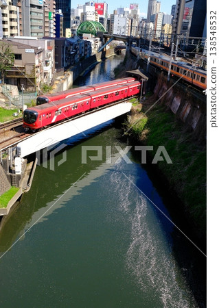 The Kanda River with its floating flowers and the Tokyo Metro Marunouchi Line The Kanda River with its floating flowers and the Tokyo Metro Marunouchi Line 138548532
