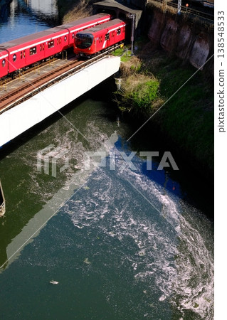 神田川上漂浮著鮮花，還有東京地鐵丸之內線。 138548533