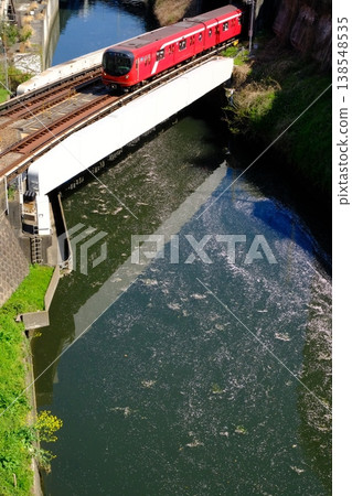 神田川上漂浮著鮮花，還有東京地鐵丸之內線。 138548535