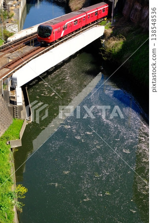 神田川上漂浮著鮮花,還有東京地鐵丸之內線。 神田川上漂浮著鮮花,還有東京地鐵丸之內線。 138548536