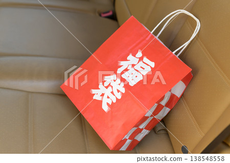 放在豪華轎車座位上的福袋 放在豪華轎車座位上的福袋 138548558