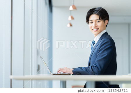 在辦公室工作的年輕商人。照片由東京電子專門學校電波學園提供。 138548711