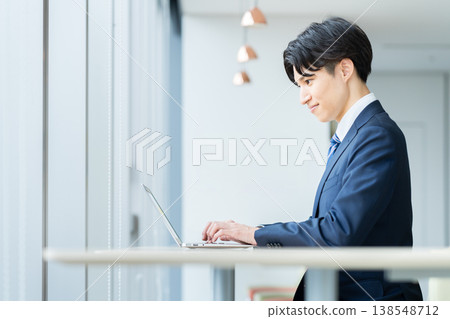 在辦公室工作的年輕商人。照片由東京電子專門學校電波學園提供。 在辦公室工作的年輕商人。照片由東京電子專門學校電波學園提供。 138548712