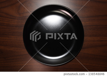 Dining table and black plates 138548846