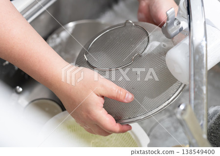 A man to wash dishes 138549400