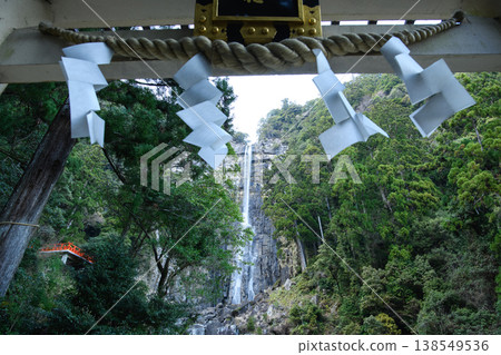 那智瀑布黃昏時分：和歌山縣飛龍神社瀑布祭祀區的鳥居與舞台 138549536