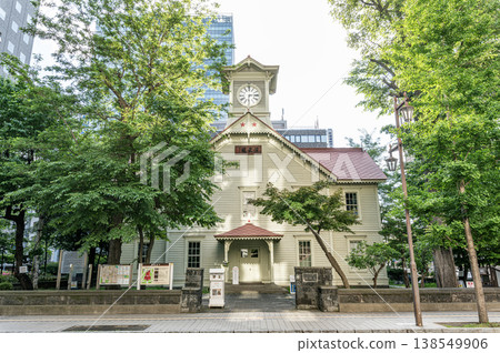 北海道札幌市:札幌鐘(原札幌農業大學操練廳),札幌市的象徵,也是熱門旅遊景點。 北海道札幌市:札幌鐘(原札幌農業大學操練廳),札幌市的象徵,也是熱門旅遊景點。 138549906