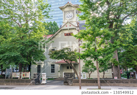 北海道札幌市:札幌鐘(原札幌農業大學操練廳),札幌市的象徵,也是熱門旅遊景點。 北海道札幌市:札幌鐘(原札幌農業大學操練廳),札幌市的象徵,也是熱門旅遊景點。 138549912