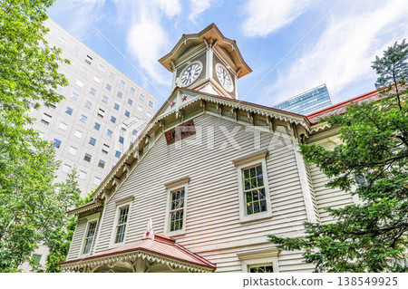 北海道札幌市:札幌鐘(原札幌農業大學操練廳),札幌市的象徵,也是熱門旅遊景點。 北海道札幌市:札幌鐘(原札幌農業大學操練廳),札幌市的象徵,也是熱門旅遊景點。 138549925