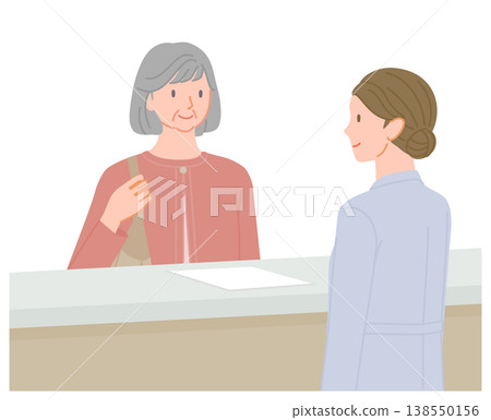 一位老年婦女和一位在醫院接待處接受幫助的女性工作人員。 138550156