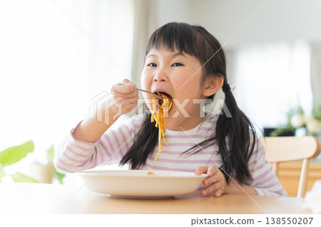 Child to eat 138550207