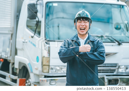 大聲笑的中年卡車司機 大聲笑的中年卡車司機 138550413
