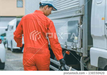 Truck mechanic Truck mechanic 138550420