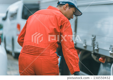 Truck mechanic 138550432