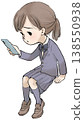 一名女學生心事重重地看著她的智慧型手機。 138550938