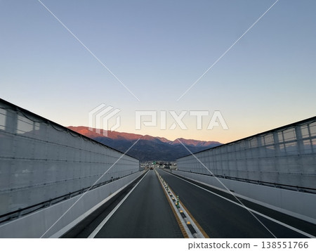 黃昏時分，一條通往山區的繞道；一幅以直線構圖展現的駕車場景。 138551766