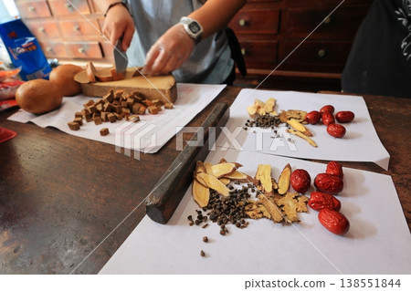 Traditional Chinese medicine, prescription preparation, dietary supplements, Siwu Decoction, sesame oil chicken, rice wine chicken, and herbal pork rib stew. 138551844