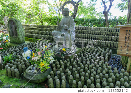 Jizo Bosatsu statues at Hase-dera temple in Kamakura, Japan Jizo Bosatsu statues at Hase-dera temple in Kamakura, Japan 138552142