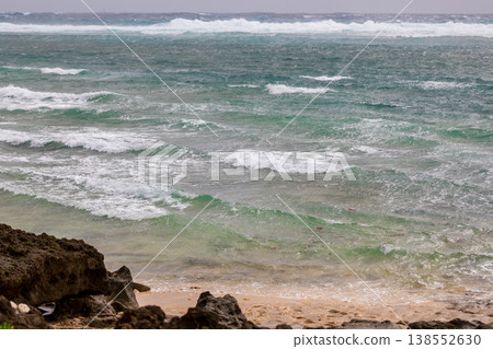 遠眺伊計島清澈海浪與礁岩景致 遠眺伊計島清澈海浪與礁岩景致 138552630