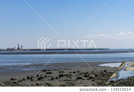 A view of the mouth of the Tama River, which flows along the border between Tokyo and Kanagawa prefectures. 138553014
