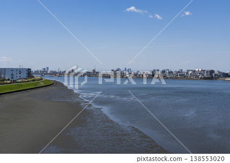 A view of the mouth of the Tama River, which flows along the border between Tokyo and Kanagawa prefectures. 138553020
