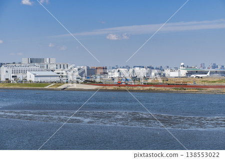 A view of the mouth of the Tama River, which flows along the border between Tokyo and Kanagawa prefectures. 138553022